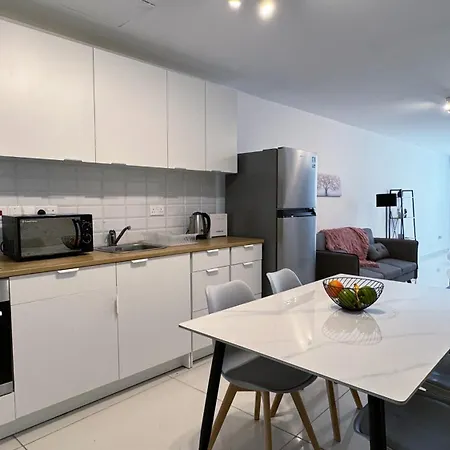 Majestic Seaside Finikoudes Apartament *